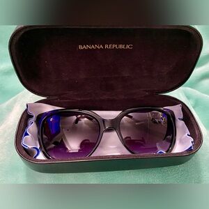 Banana Republic Avery’s Women’s Sunglasses W/Case